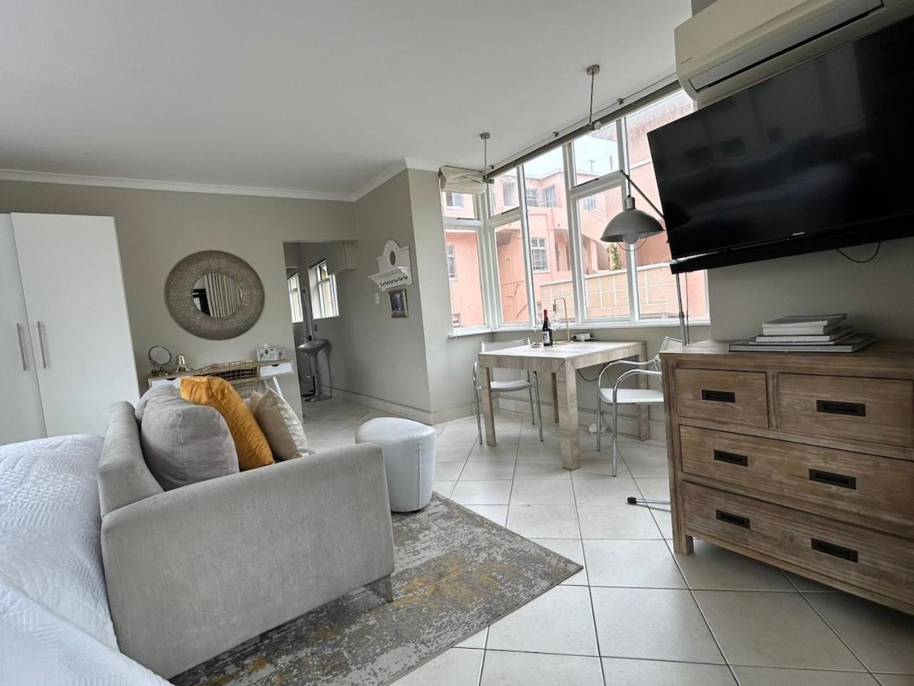 Cosy And Classy Sea Point Apartment Cape Town Exterior photo